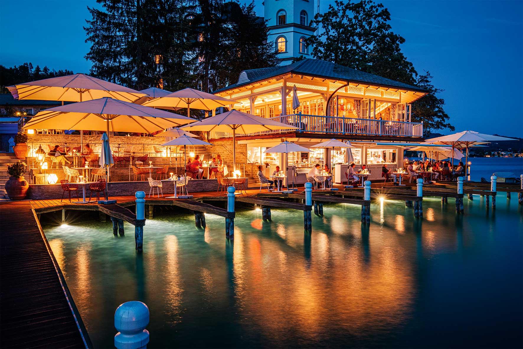 Večerní terasa PEPO Restaurant u vody
