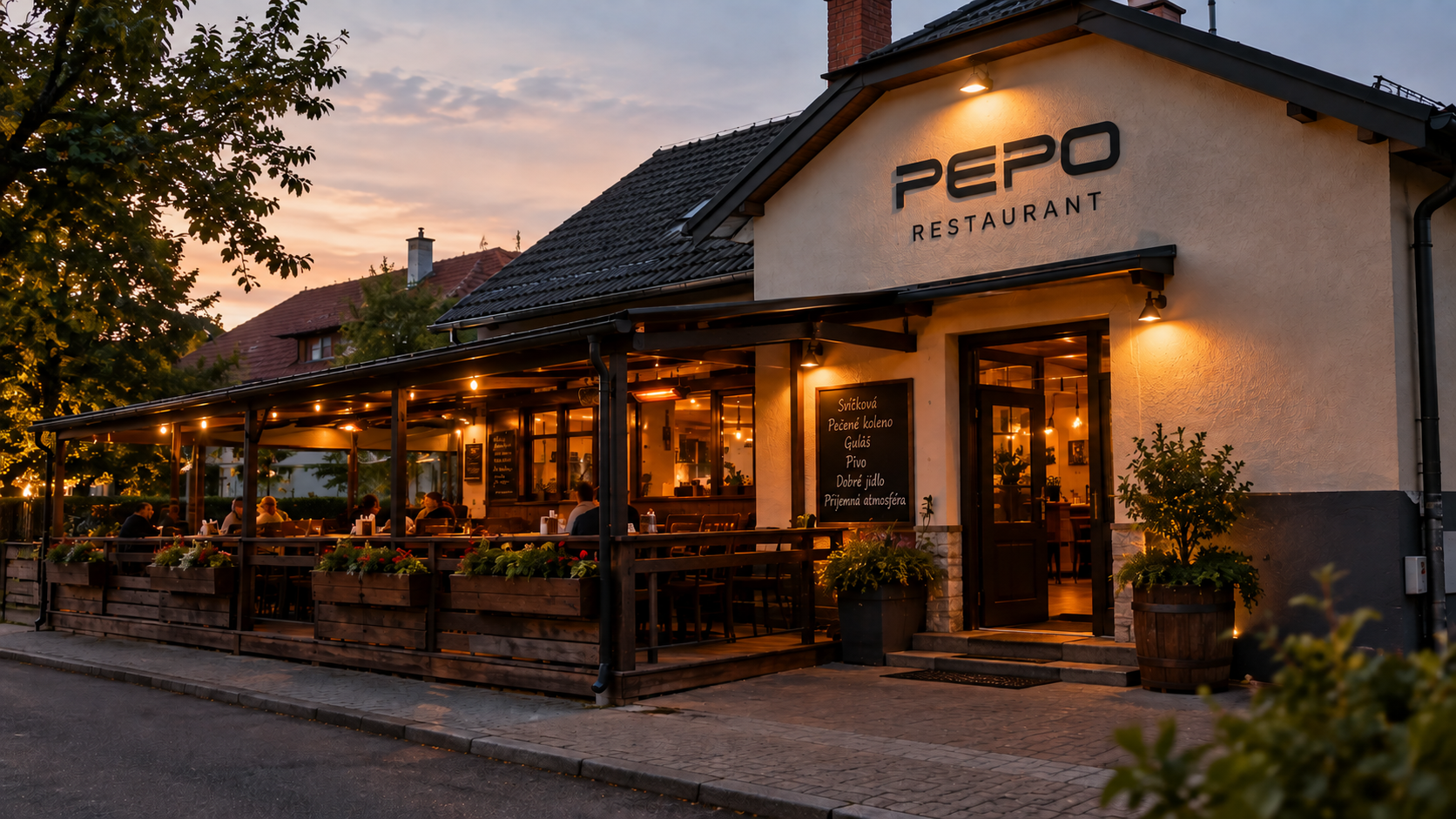 Večerní terasa PEPO Restaurant u vody